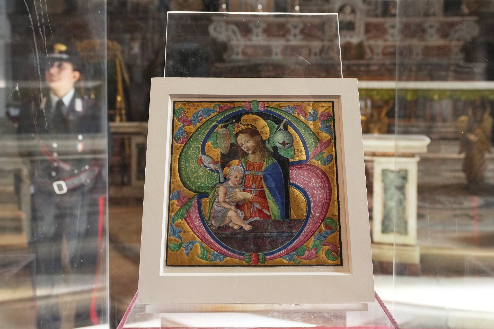 Una página iluminada del siglo XV atribuida a Fra Antonio da Monza que representa a la Virgen con el Niño (Foto: AP / Alessandra Tarantino)