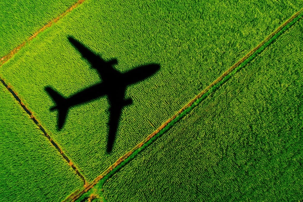 Frente a la presión del combustible convencional, la industria lleva años impulsando el desarrollo del combustible sustentable de aviación, elaborado a partir de materias primas como aceites residuales, residuos agrícolas o biomasa (Ilustración: Shutterstock)