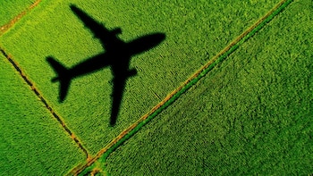 La inestabilidad energética reordena costos y operaciones en el transporte aéreo mundial