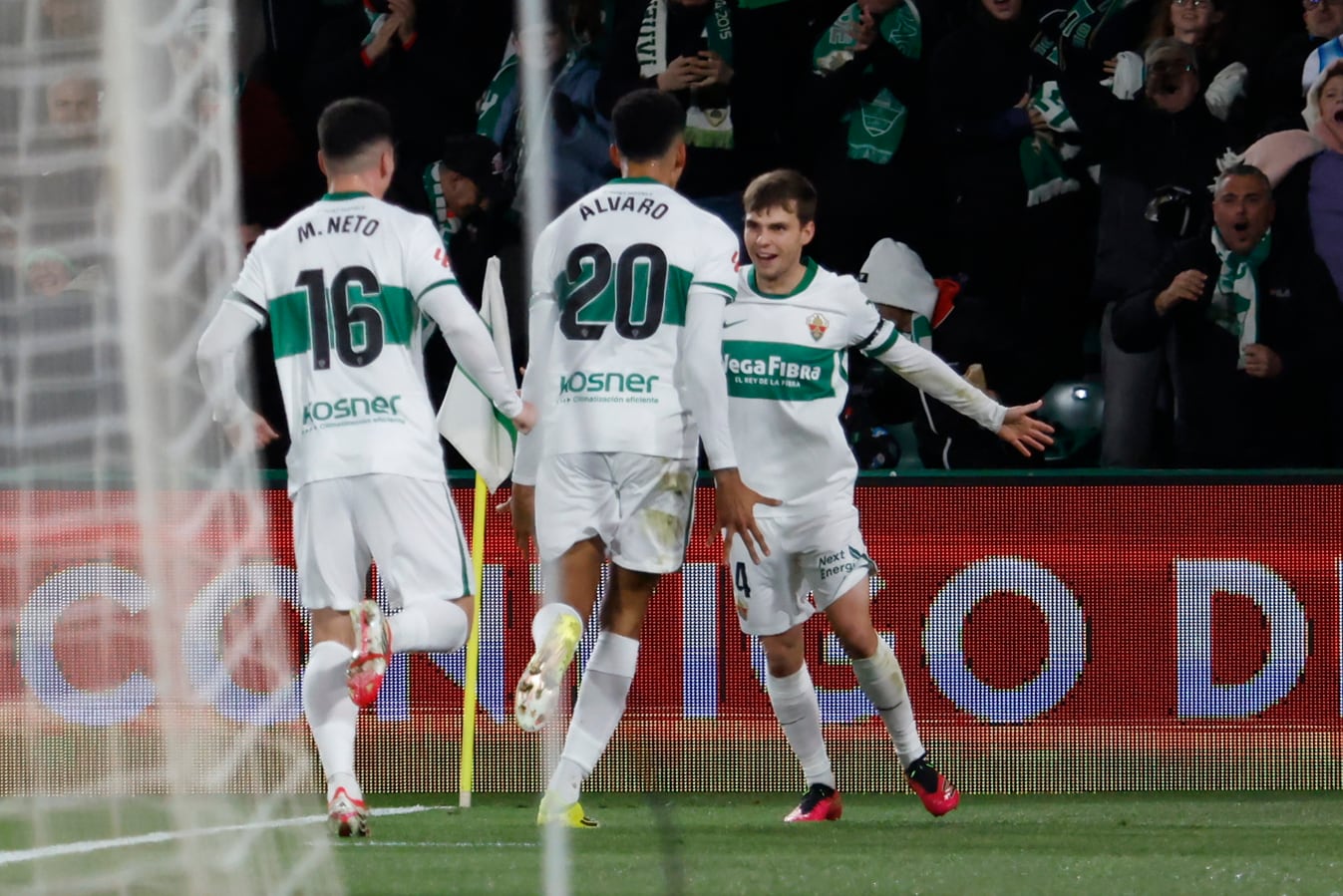 Febas adelanta al Elche ante el Sevilla en un primer tiempo de ida y vuelta (1-0)