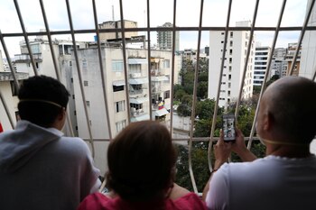 Vecinos en Caracas miran desde