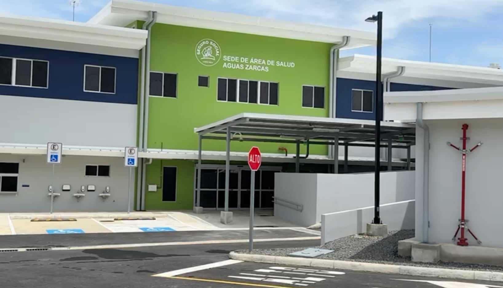 El acceso al sistema de salud público costarricense y la estabilidad política fueron destacados como ventajas frente a otros destinos. Cortesía: CCSS