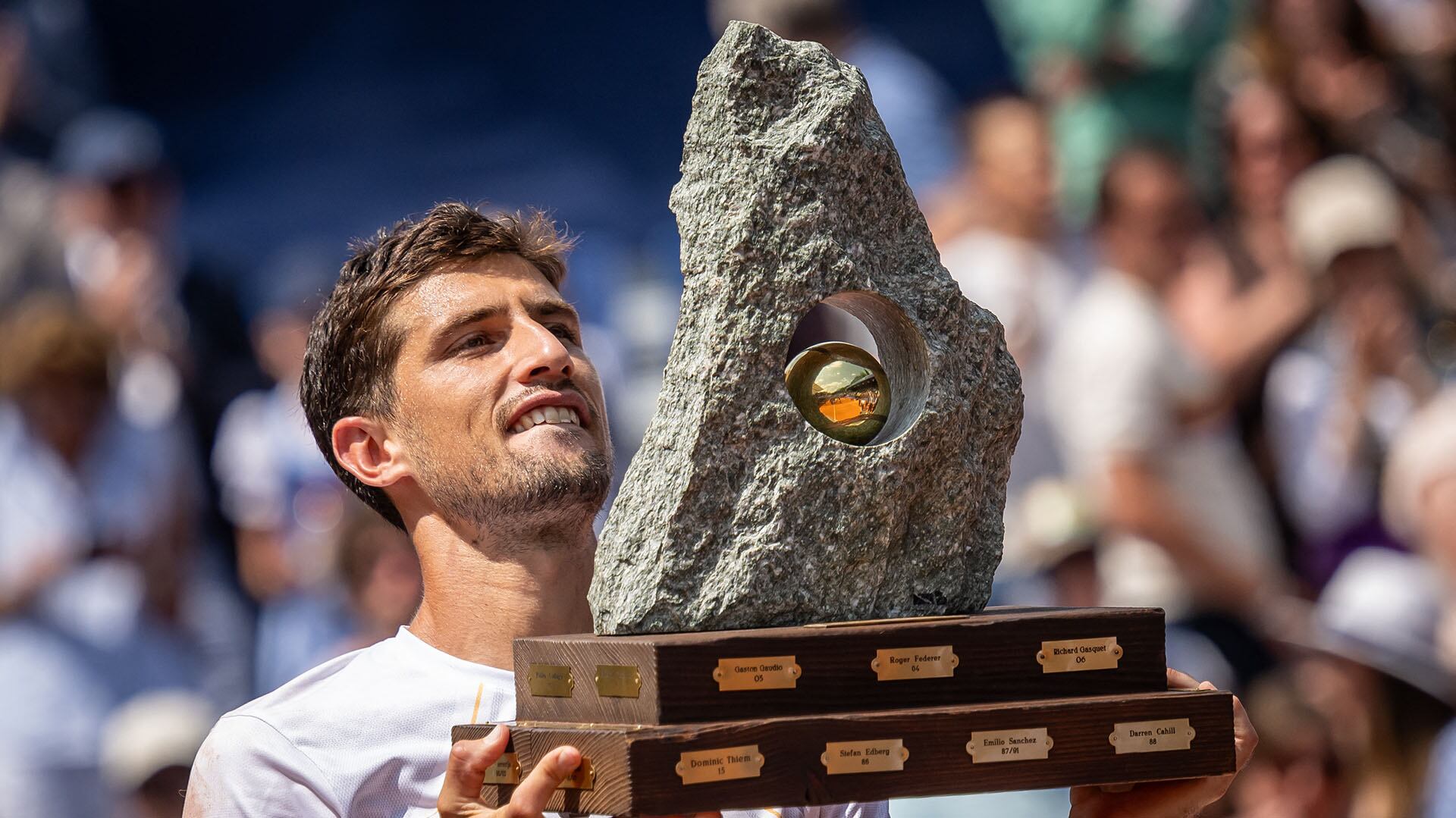 Pedro Cachín y el mayor logro de su carrera: el título en Gstaad 2023 (Foto: AFP / Fabrice Coffrini)