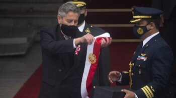 Francisco Sagasti entrega la banda presidencial en la puerta del Congreso.