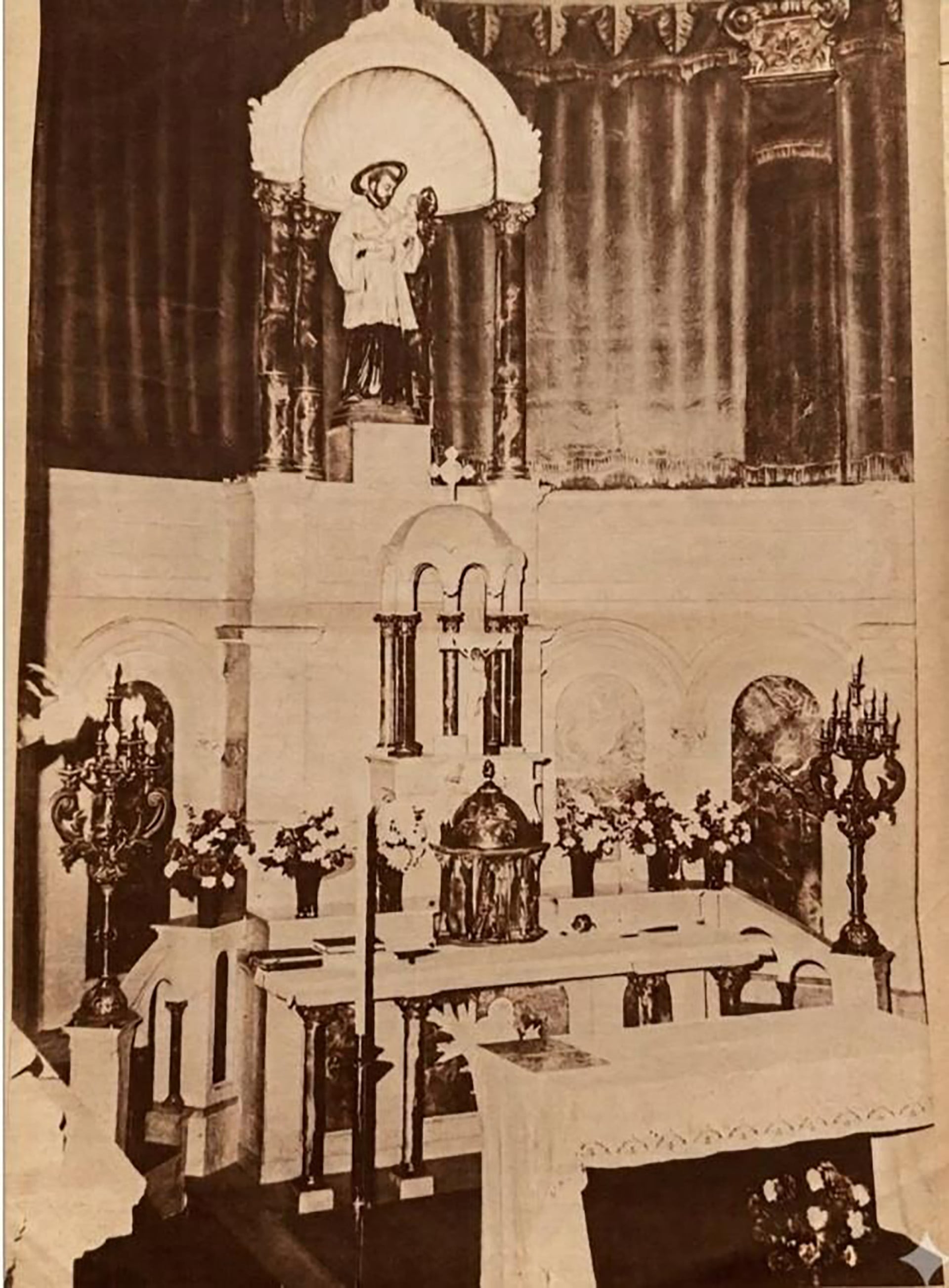 Retablo y altar que permaneció en el templo desde 1947 hasta 1970 (Gentileza dr. Robira)