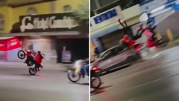 Pareja de motociclistas hace “caballitos” y termina estrellándose contra un auto en Monterrey | Video