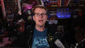 El youtuber Hank Green admite que usar IA le genera dopamina y eso “no es sano para el mundo”