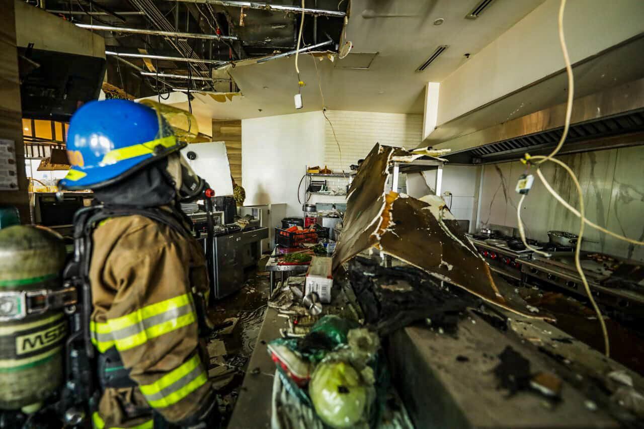 El incendio en la colonia San Benito, San Salvador, activó el protocolo del Sistema Nacional de Protección Civil para contener el siniestro. (Cortesía: Secretaría de Prensa)