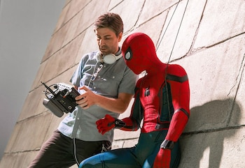 El director Jon Watts junto a Tom Holland