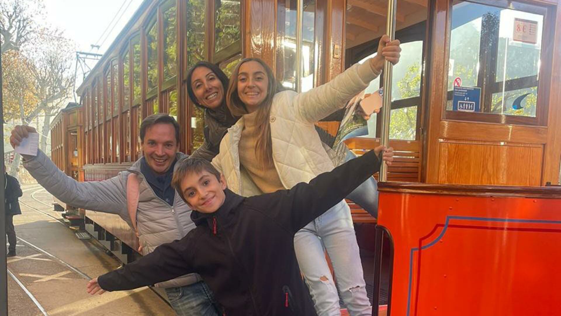 Juan Ignacio Carnevale junto a su papá Juan Manuel, su mamá Eulogia y su hermana Isabella, en una imagen familiar que guarda un recuerdo imborrable (Crédito: Familia Carnevale)