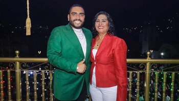 Abelina López juanto a su