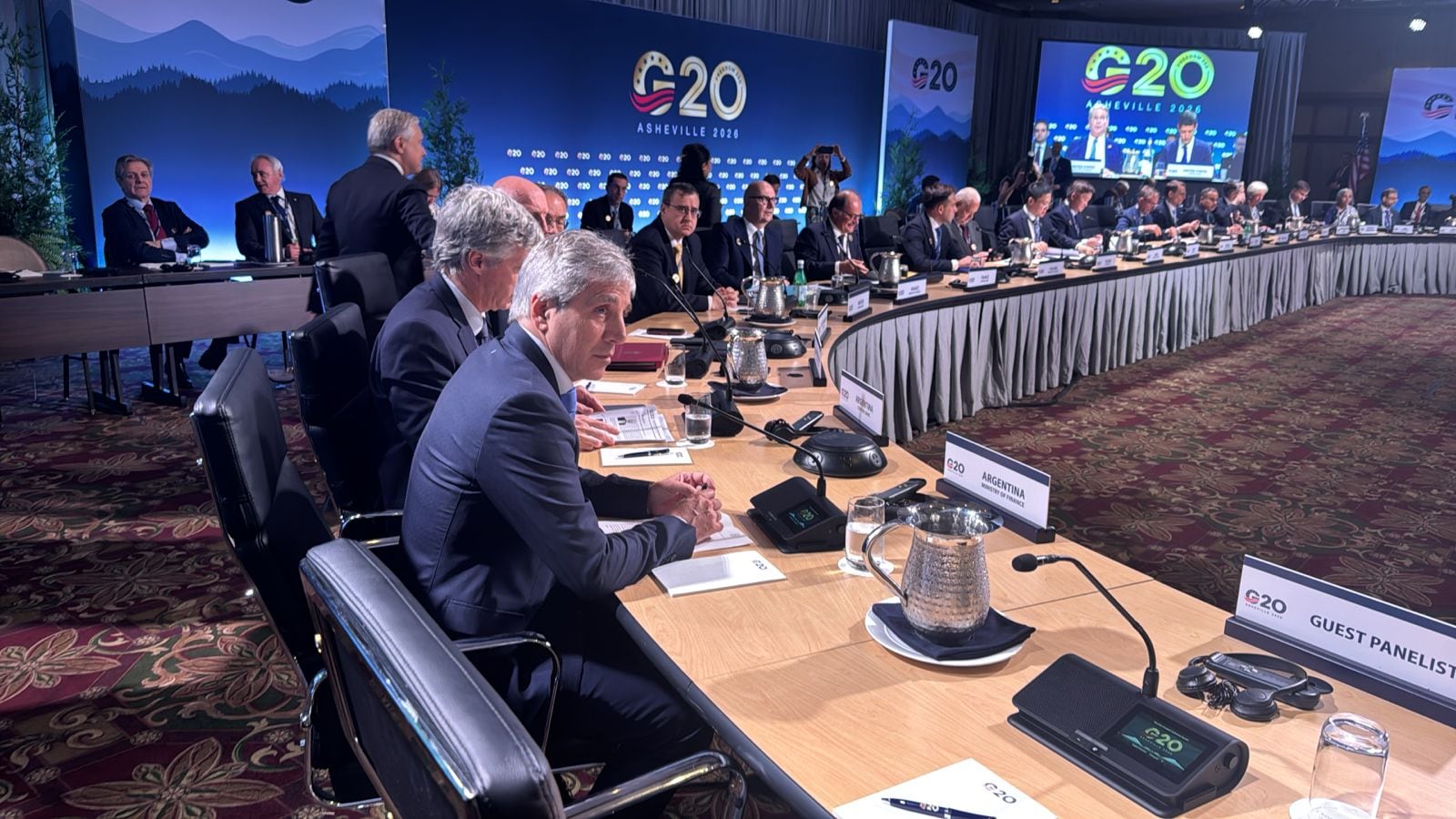 Luis Caputo y Federico Bausili, esta mañana, en el plenario del G20 en Asheville