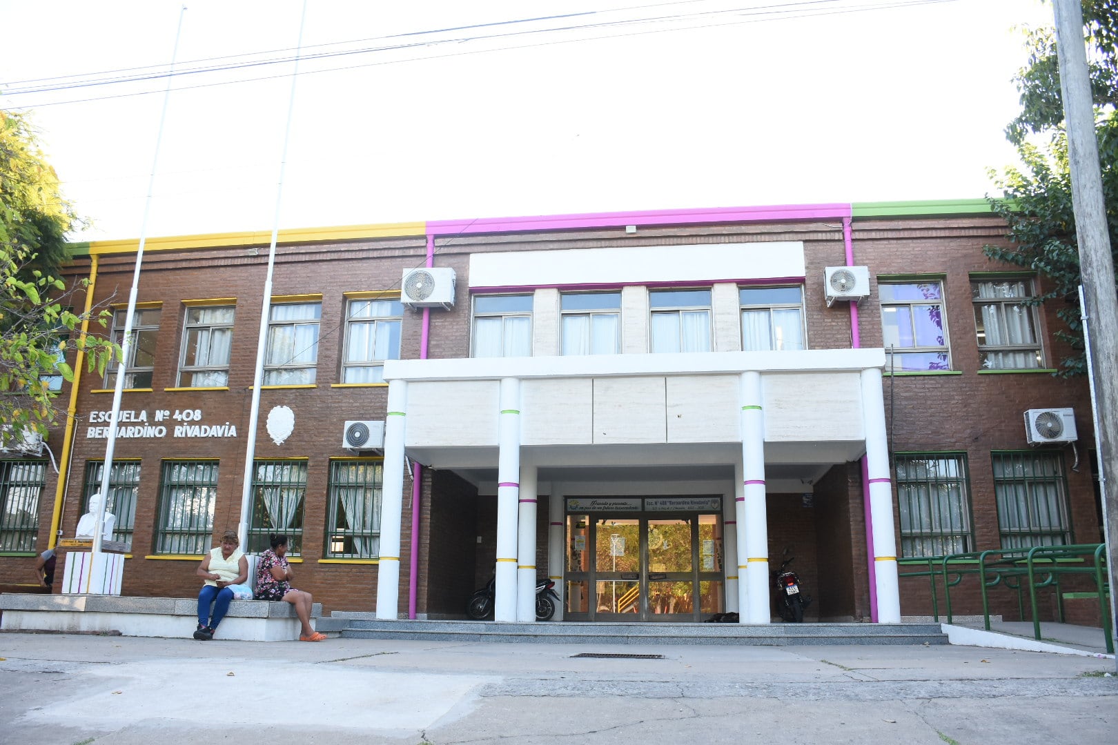La escuela Mariano Moreno de San Cristóbal permanece cerrada, mientras la investigación judicial avanza y se preserva la escena del crimen (Fotos: Leo Galletto)