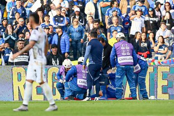 Falcao salió en camilla del