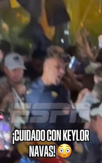 El momento en el que un fan sujeta fuertemente la mano izquierda de Keylor Navas.