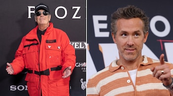 Dan Aykroyd con chaqueta roja a la izquierda y Ryan Reynolds apuntando con el dedo a la derecha en una imagen dividida.