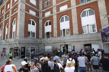 El ingreso lateral del Teatro