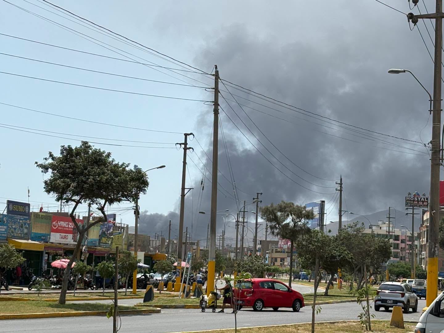 Una densa humareda se eleva sobre el distrito de Puente Piedra durante un incendio atendido por los bomberos en la zona de Lomas de Chillón. (Foto: Facebook / La Voz de Comas)