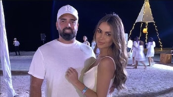 Laura Spoya responde con elegancia