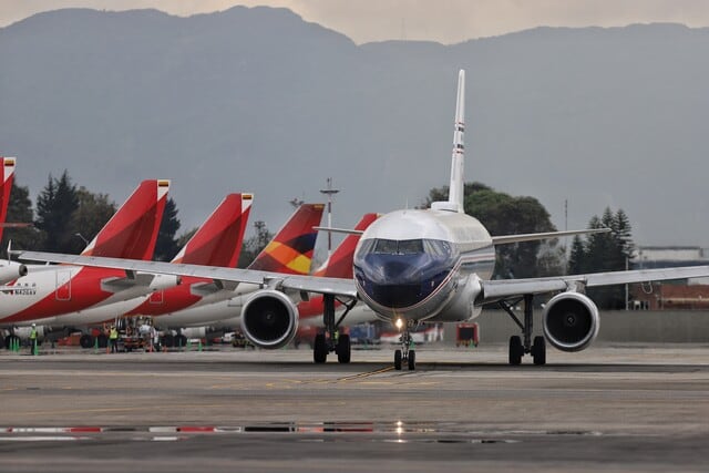 En Colombia operan alrededor de 387 rutas aéreas regulares, conectando decenas de destinos nacionales e internacionales con el apoyo de unas 40 aerolíneas - crédito Colprensa
