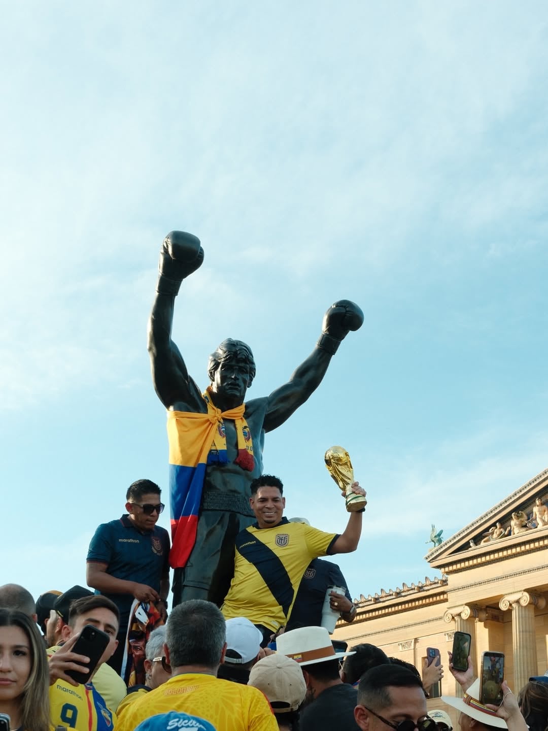 Los hinchas ecuatorianos junto a la estatua de Rocky (@dunya_by_md)