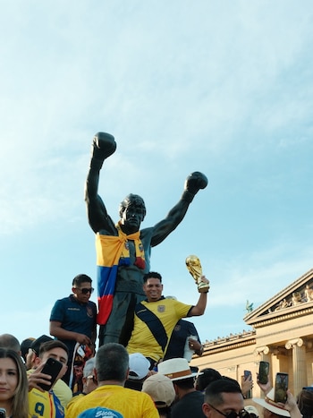 Hinchas de Ecuador en la estatua de Rocky