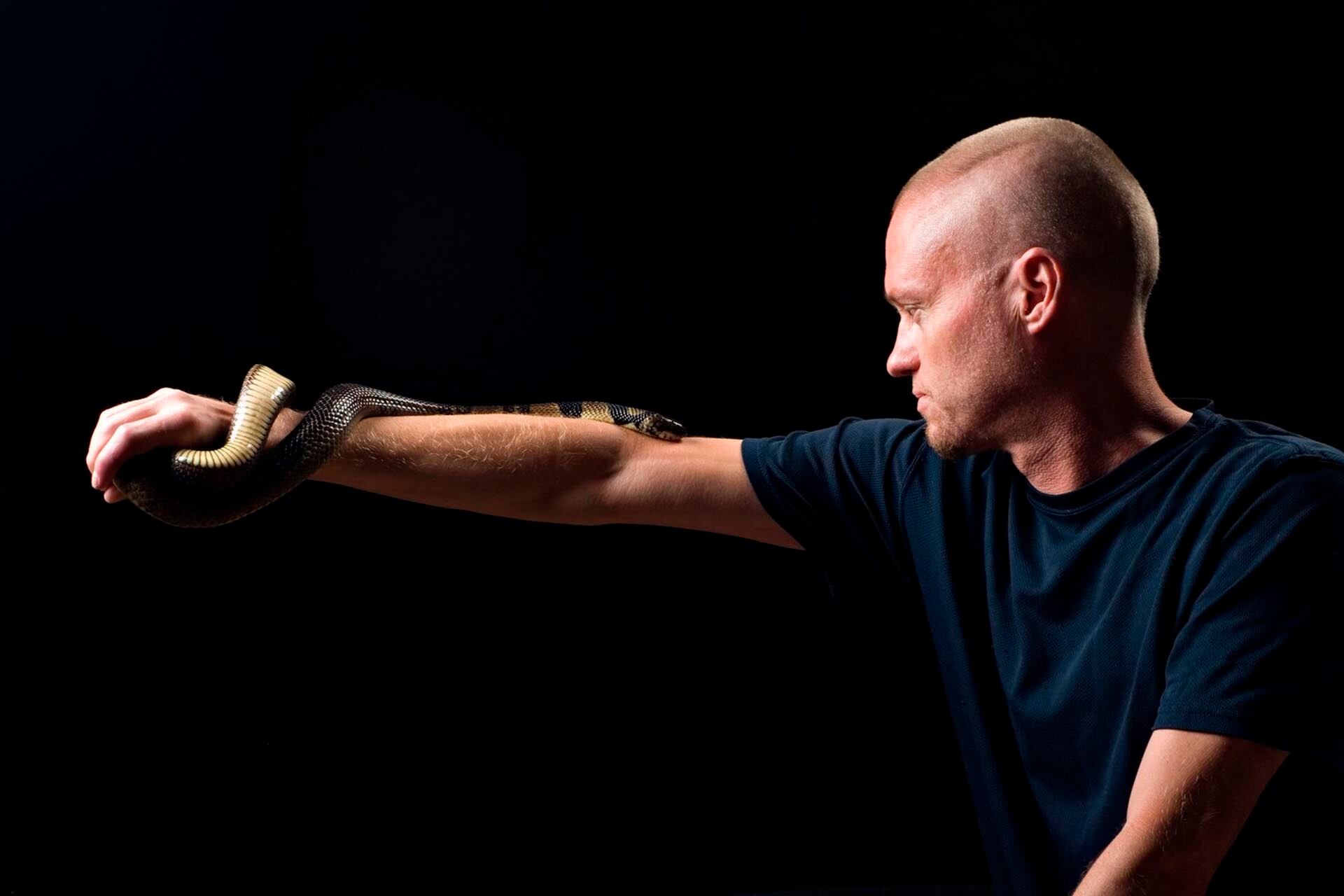 Tim Friede se autoinmunizó con más de 700 dosis de veneno y sobrevivió a 200 mordeduras. Los expertos no recomiendan hacer este tipo de maniobras ( Centivax)