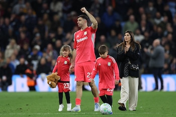 Dibu Martínez durante los festejos de hoy del Aston Villa
