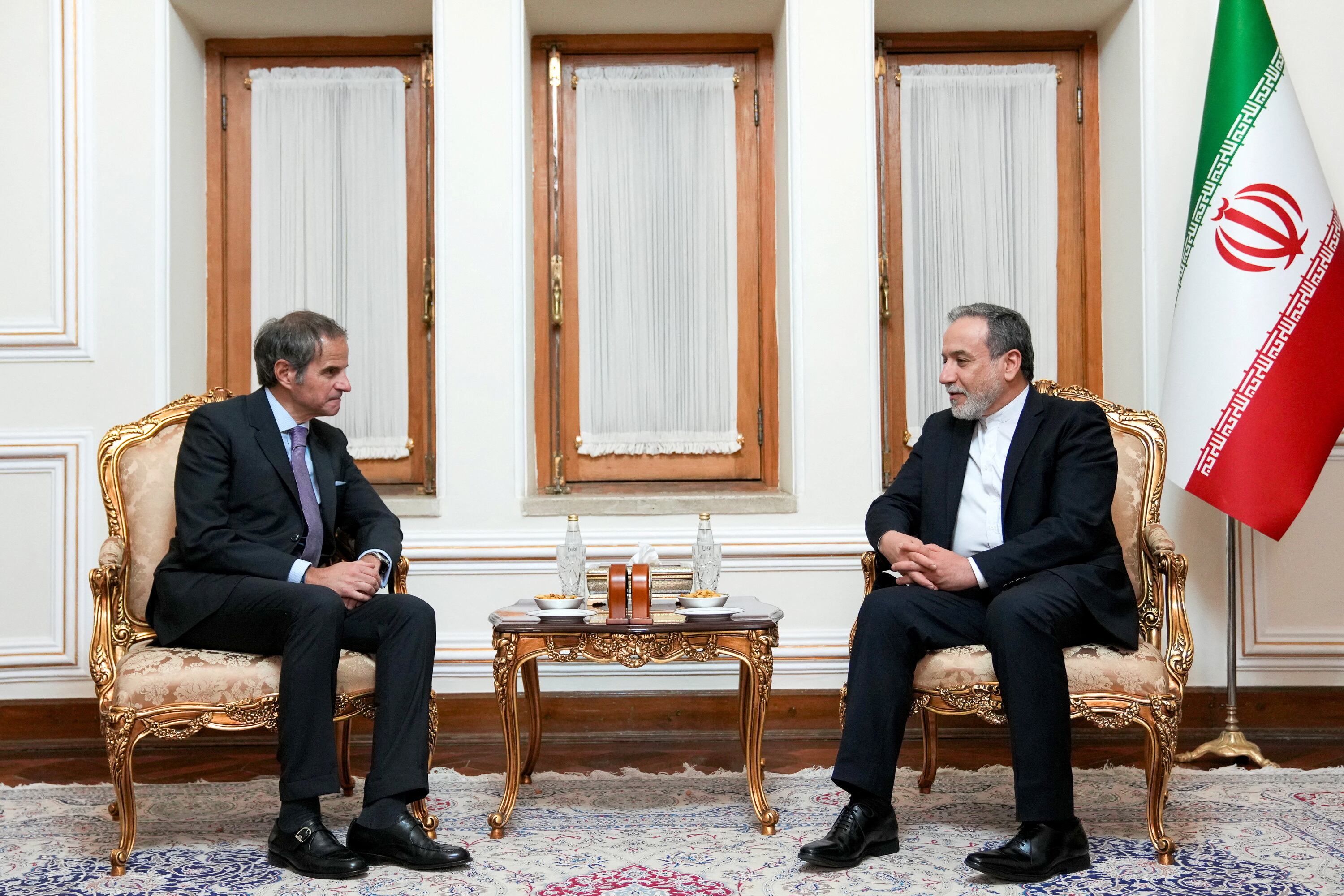 Rafael Grossi reunido con el canciller iraní Abbas Araqchi, en Teherán (Iranian Foreign Ministry/WANA /Handout via REUTERS)