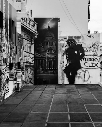 El mural de 195 metros cuadrados rinde tributo a la trayectoria de Charly García con guiños visuales a los años 80 y a la historia de Zivals (Instagram/ronmuralist)