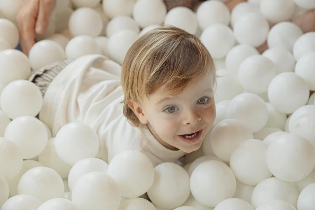 Beltrán disfruta de la piscina de pelotas junto a otros niños durante su segundo cumpleaños