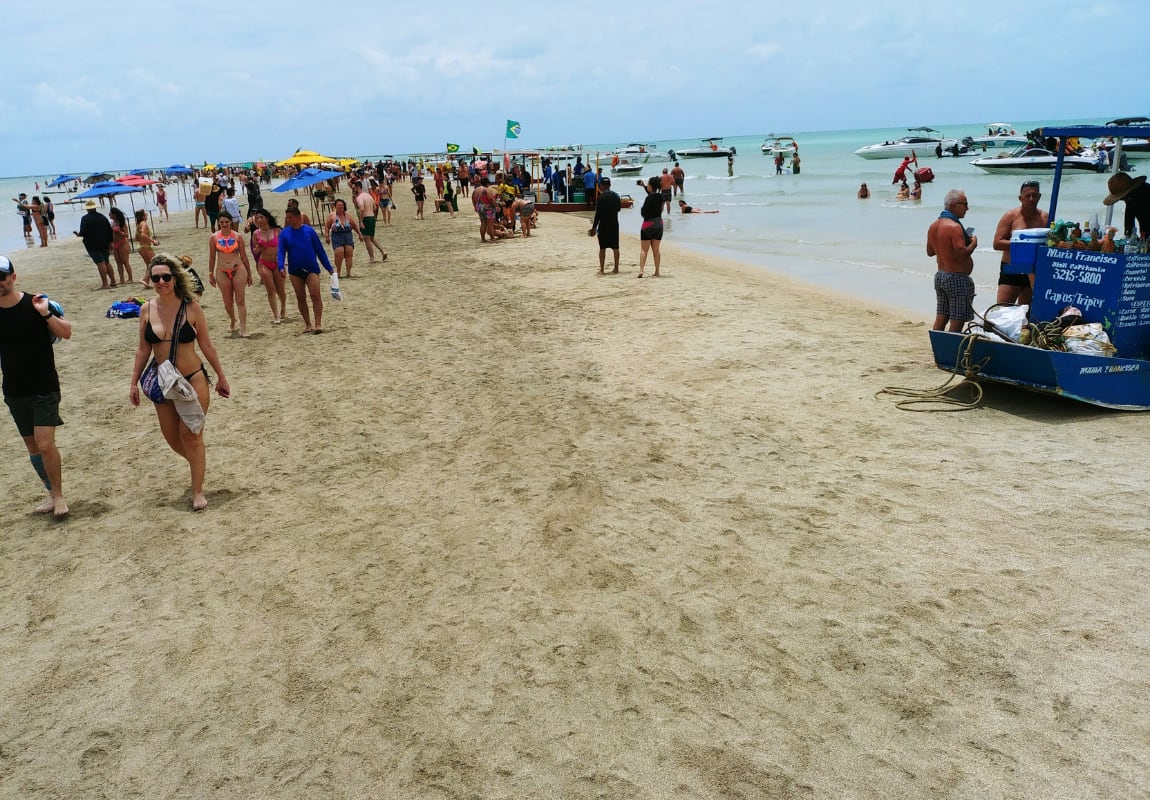 Las piscinas naturales de Maragogi son otro de los grandes atractivos de la región: se visitan en excursiones embarcadas y permiten observar peces entre los arrecifes de coral