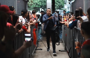 Así llegó el Deportivo Independiente Medellín al estadio, él es Luis Amaranto Perea, el director técnico del equipo - crédito @dimoficialcom/Instagram