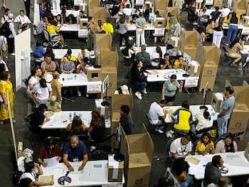 Mesas electorales en el Pabellón Satélite de Madrid para la segunda vuelta de los comicios presidenciales de Colombia. (Infobae)