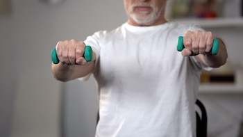 Entrenamiento de fuerza 101: Guía para desarrollar músculo de forma segura a cualquier edad