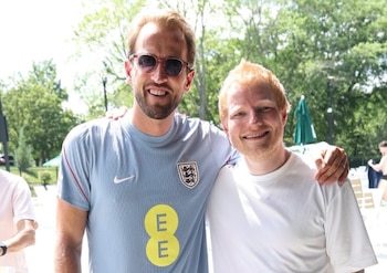 La relación de Ed Sheeran con el plantel inglés comenzó en 2021, cuando el capitán Harry Kane lo introdujo al grupo por primera vez durante la Eurocopa