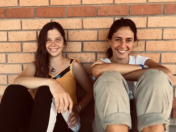 Con Margarita, su amiga y