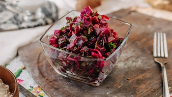 Ensalada de remolacha, zanahoria y col: la receta llena de nutrientes para abrir comidas