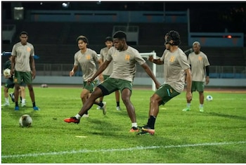 Surinam encabeza la tabla con seis unidades, mientras Guatemala, Jamaica y El Salvador suman tres junto al cuadro catracho; el reglamento concede el pase de ronda a los dos líderes. (Cortesía: FFH)
