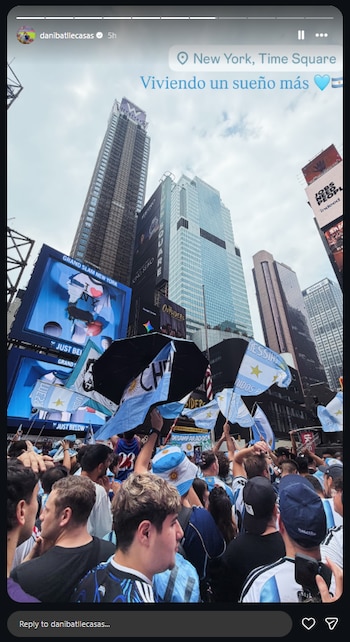 Daniela Batlle Casas compartió una imagen del banderazo desde Times Square con la leyenda "Viviendo un sueño más"