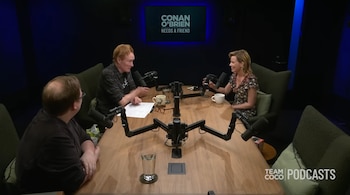 Elizabeth Banks en el podcast Team Coco