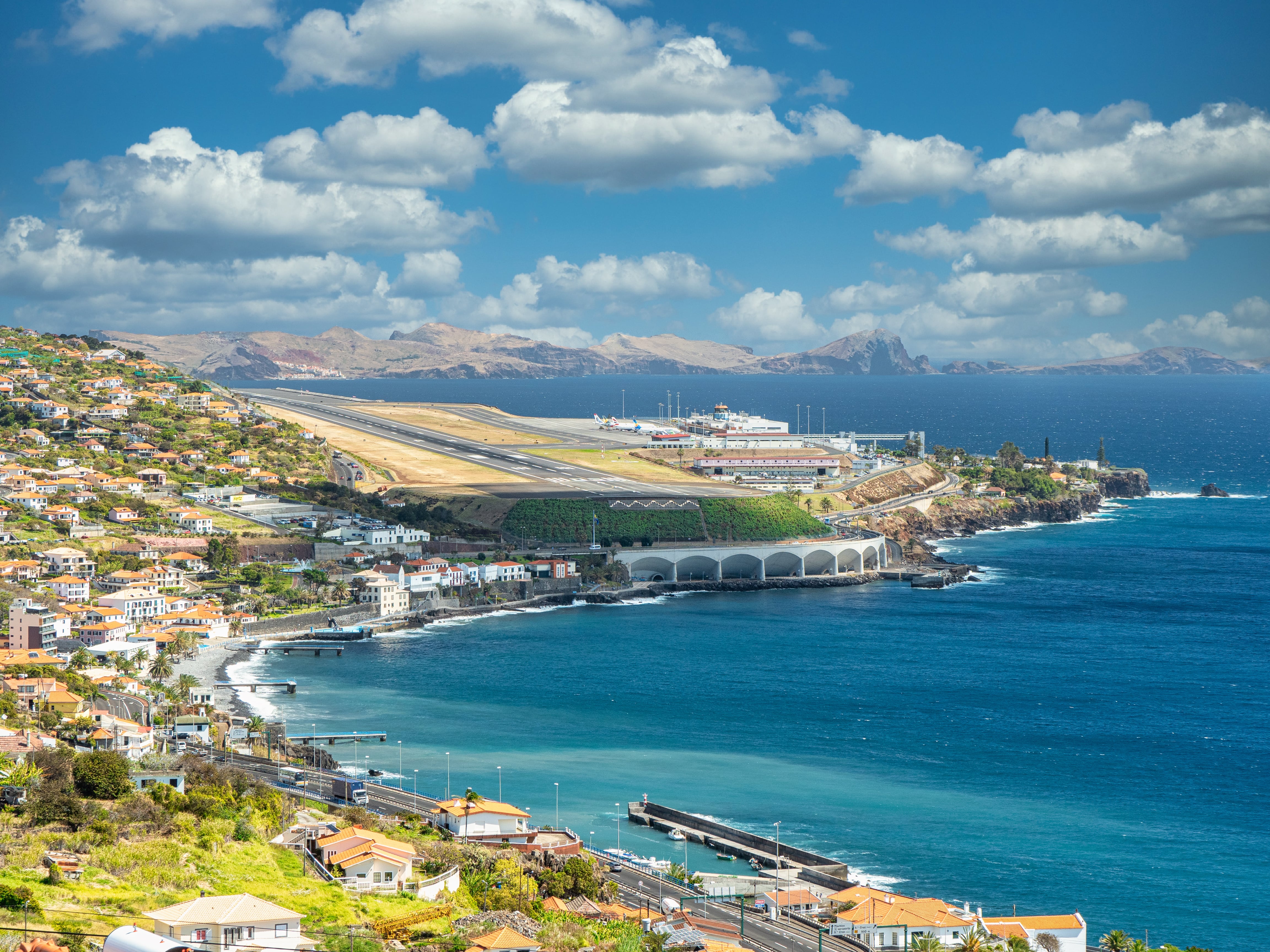 Aeropuerto Internacional Cristiano Ronaldo de Madeira, en Portugal. / Adobe Stock