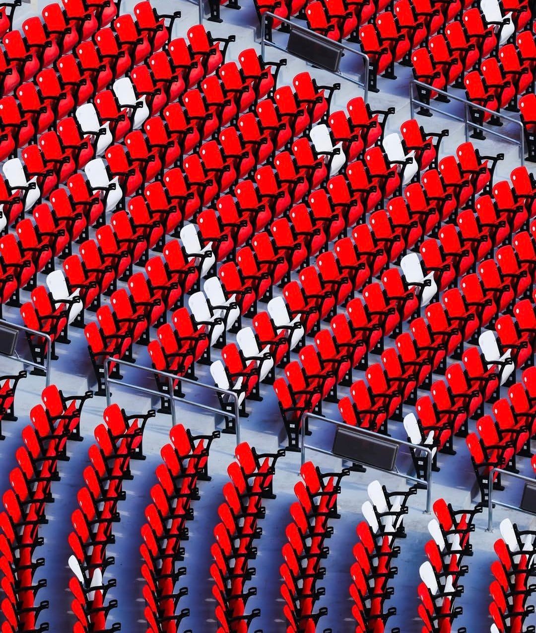 La remodelación de las butacas en el Estadio Banorte avanza, mostrando filas de asientos rojos y blancos listos para recibir a los aficionados.