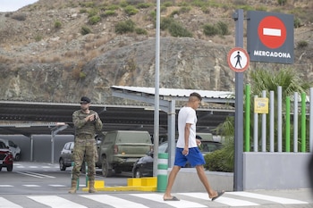 24/08/2026 Un militar regula la entrada en un Mercadona, a 24 de agosto de 2026, en Ceuta (España). La ONG Accem atiende en estos momentos a 1.100 migrantes en el dispositivo de acogida temporal de Loma Margarita, en Ceuta, un espacio que gestiona la entidad y que cuenta con sus plazas totalmente cubiertas. En la ciudad autónoma, la entidad Engloba gestiona el centro Loma Colmenar con otras 700 plazas. En total, son 1.800 las plazas en los centros de atención puestos en marcha en la ciudad autónoma tras la entrada masiva del 30 de julio.
POLITICA
Marcos Moreno - Europa Press