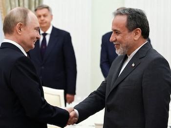 El presidente ruso, Vladímir Putin, estrecha la mano del ministro iraní de Asuntos Exteriores, Abás Araqchi, durante una reunión en el Kremlin en Moscú, Rusia