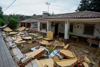 Viviendas de Aldea del Fresno en Madrid, afectadas a causa de las fuertes lluvias registradas durante este fin de semana. Uno de los desaparecidos tras caer un coche la madrugada de este lunes al río Alberche a su paso por la localidad madrileña de Aldea de Fresno, un menor de 10 años, ha sido localizado con vida encaramado a un árbol, con hipotermia y golpes, informa Emergencias 112 Comunidad de Madrid. EFE/ Rodrigo Jiménez