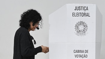 La Justicia electoral de Brasil ordena a Meta dar el mismo trato a Lula y a Bolsonaro