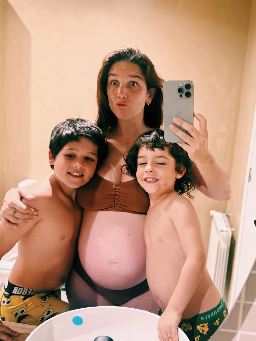 Toribio y Belisario anticipan un vínculo cercano con Timoteo, demostrando curiosidad y ternura hacia su futuro hermano