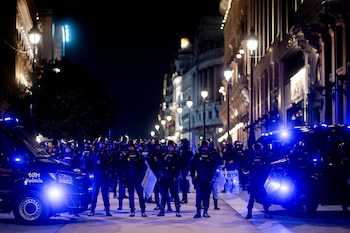 Varios agentes de la Policía Nacional controlan a las personas que se manifiestan en contra de la concentración promovida por Núcleo Nacional. (Europa Press)