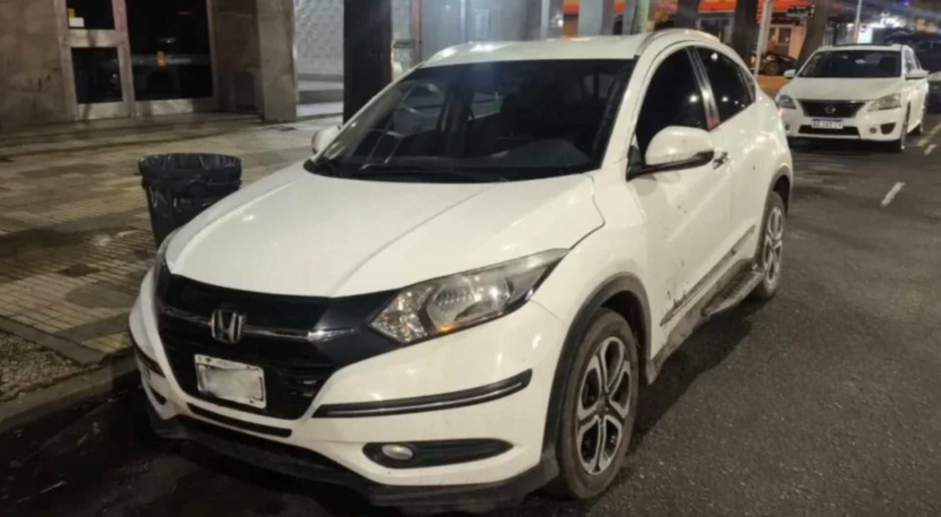 El vehículo Honda HR-V utilizado por delincuentes en la fuga tras un robo a una casa de jubilados en Mar del Plata fue encontrado abandonado. (La Capital de Mar del Plata)